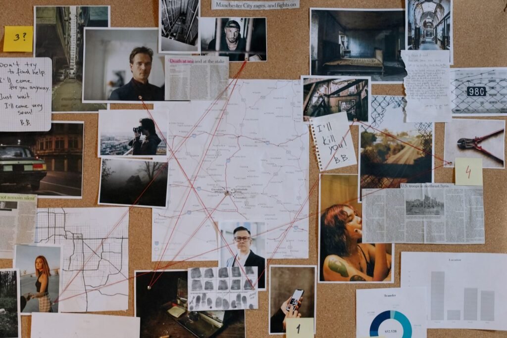 Um detalhado quadro de investigação criminal repleto de fotos, mapas e fios vermelhos conectando pistas e evidências.